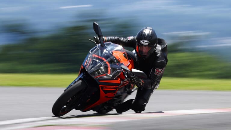 KTM RC390|KTM 新型RC390 試乗インプレッション【400ccクラスでもっとも本格的なスポーツバイクだ!】