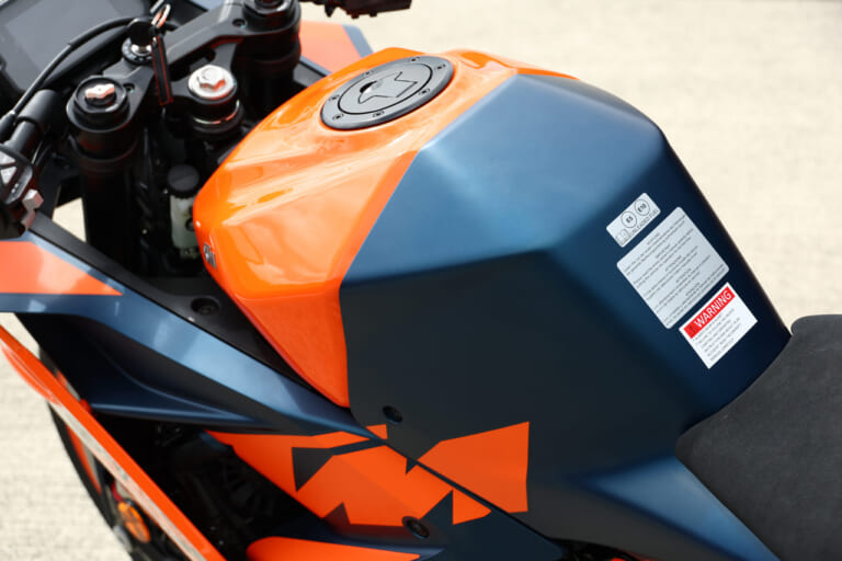 KTM RC390|燃料タンク|KTM 新型RC390 ディテール解説【400ccクラス随一のポテンシャル!】