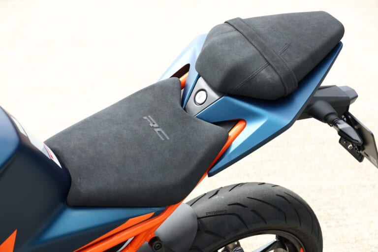KTM RC390|シート|KTM 新型RC390 ディテール解説【400ccクラス随一のポテンシャル!】