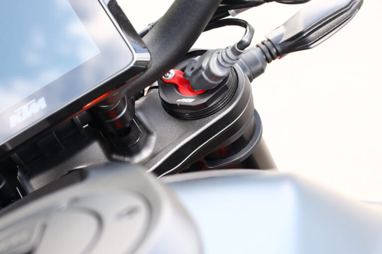 KTM 1290スーパーデューク Rエヴォ|フロントサスペンション|KTM 1290スーパーデュークシリーズ3機種を乗り比べ! 試乗ショートインプレッション〈Rエヴォ/GT/R〉