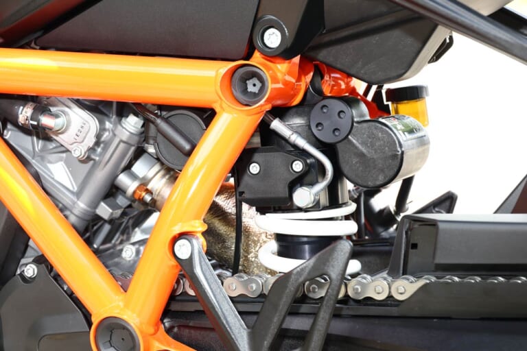 KTM 1290スーパーデューク Rエヴォ|リヤサスペンション|KTM 1290スーパーデュークシリーズ3機種を乗り比べ! 試乗ショートインプレッション〈Rエヴォ/GT/R〉