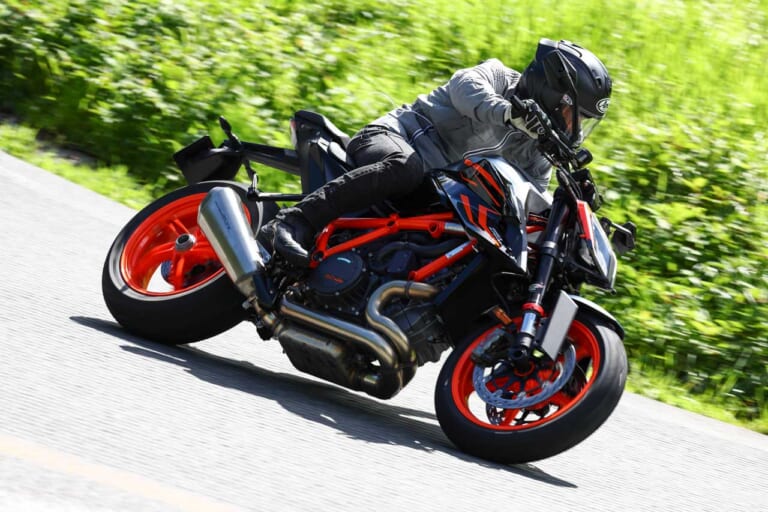 KTM 1290スーパーデュークR|KTM 1290スーパーデュークシリーズ3機種を乗り比べ! 試乗ショートインプレッション〈Rエヴォ/GT/R〉