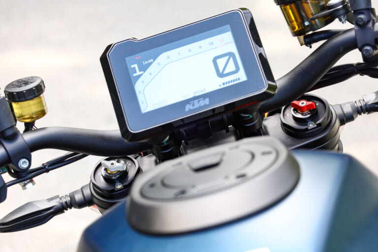 KTM 1290スーパーデュークR|メーター|KTM 1290スーパーデュークシリーズ3機種を乗り比べ! 試乗ショートインプレッション〈Rエヴォ/GT/R〉