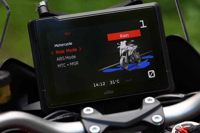 KTM 1290スーパーデュークGT|KTM 1290スーパーデュークシリーズ3機種を乗り比べ! 試乗ショートインプレッション〈Rエヴォ/GT/R〉