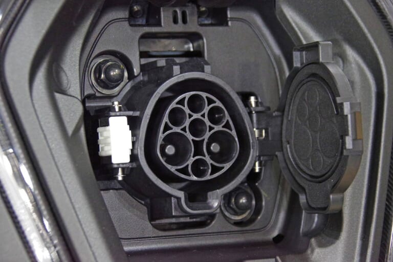 ヤマハ E01|ヤマハの本格EV!「E01」試乗インプレッション【航続距離104 kmの実験バイク!】