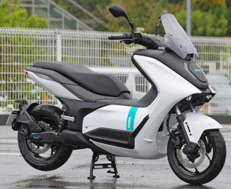 2024 YAMAHA E01 ブルーイッシュホワイトパール1|ヤマハE01〈いま国内で買える新型バイクカタログ|原付二種(125-51cc)〉