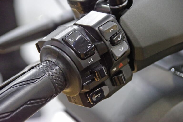 ヤマハ E01|ヤマハの本格EV!「E01」試乗インプレッション【航続距離104 kmの実験バイク!】