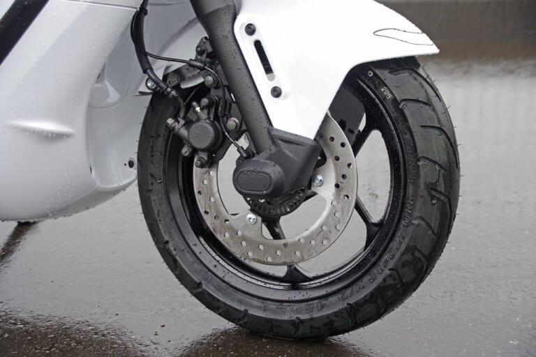 ヤマハ E01|ヤマハの本格EV!「E01」試乗インプレッション【航続距離104 kmの実験バイク!】