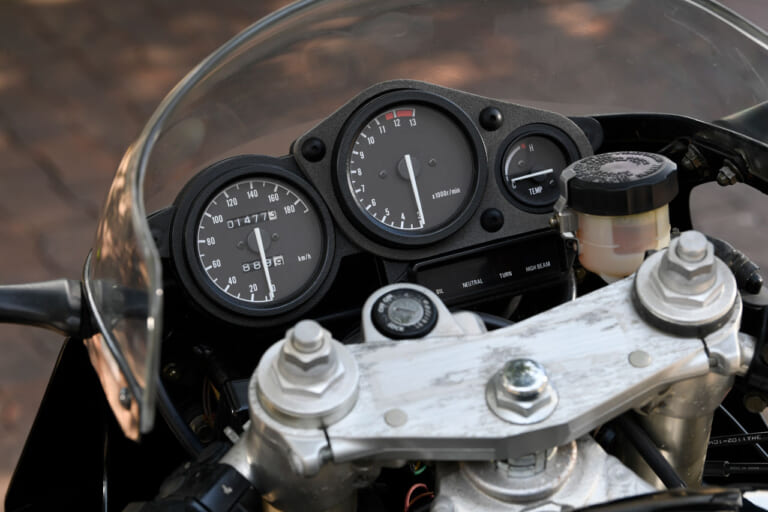 ヤマハ TZR250|ハンドルまわり|‘80s国産名車「ヤマハ TZR250(3MA)」再見【最後にして究極の2ストパラレルツイン】