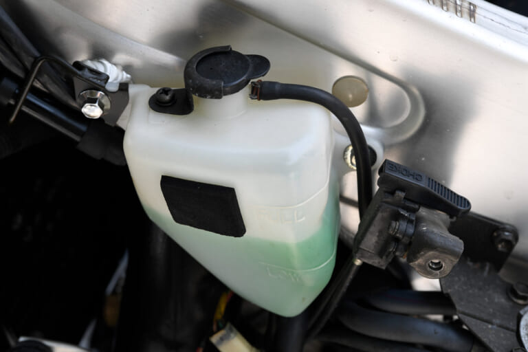 ヤマハ TZR250|オイル/ラジエーターリザーバータンク|‘80s国産名車「ヤマハ TZR250(3MA)」完調メンテナンス【エンジン関連部品の供給が厳しい】