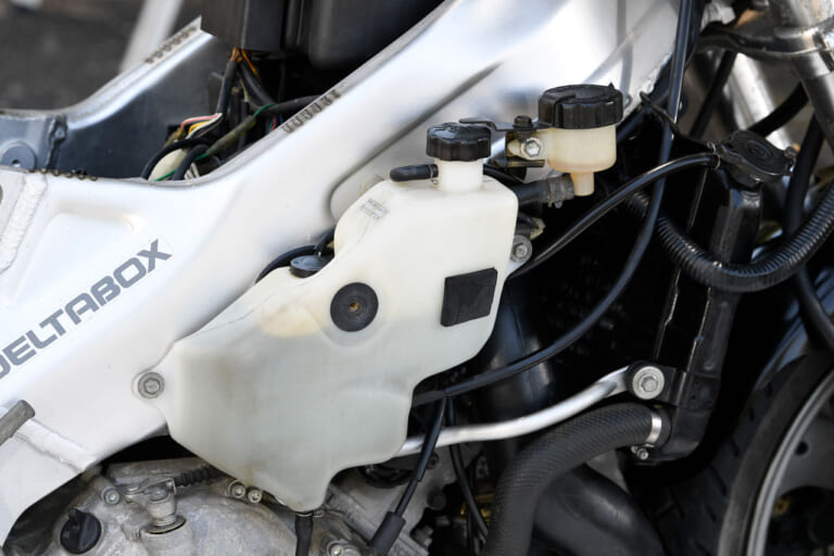 ヤマハ TZR250|オイル/ラジエーターリザーバータンク|‘80s国産名車「ヤマハ TZR250(3MA)」完調メンテナンス【エンジン関連部品の供給が厳しい】