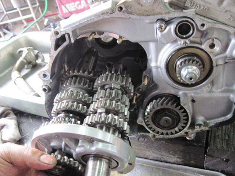 ヤマハ TZR250|トランスミッション|‘80s国産名車「ヤマハ TZR250(3MA)」完調メンテナンス【エンジン関連部品の供給が厳しい】