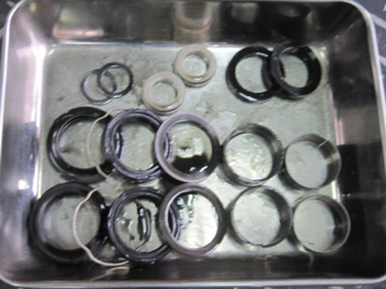 ヤマハ TZR250|フロントフォーク消耗パーツ|‘80s国産名車「ヤマハ TZR250(3MA)」完調メンテナンス【エンジン関連部品の供給が厳しい】