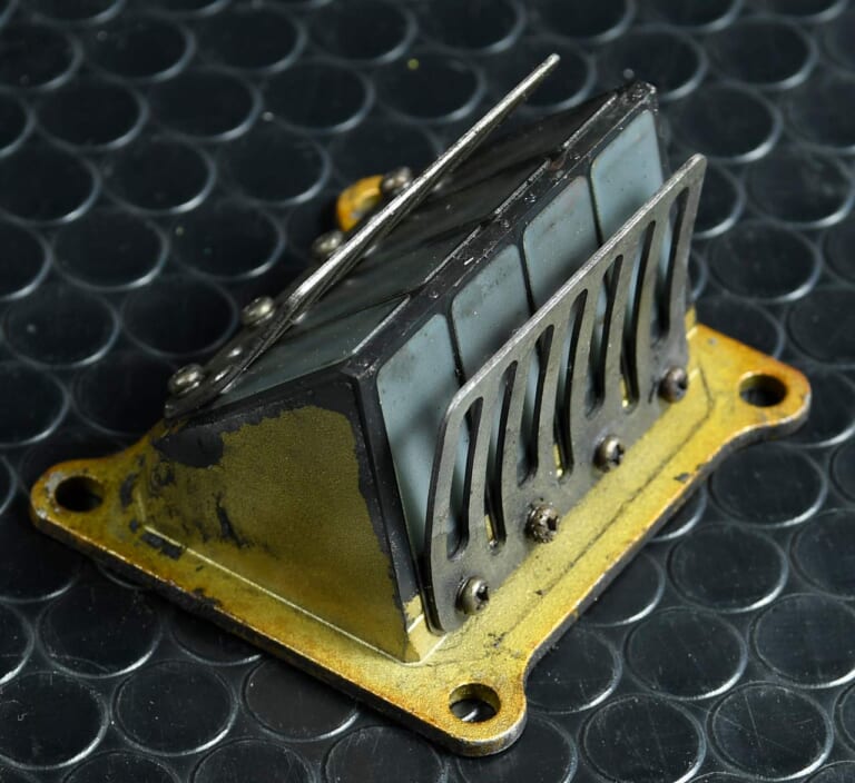 ヤマハ TZR250|リードバルブ|‘80s国産名車「ヤマハ TZR250(3MA)」完調メンテナンス【エンジン関連部品の供給が厳しい】