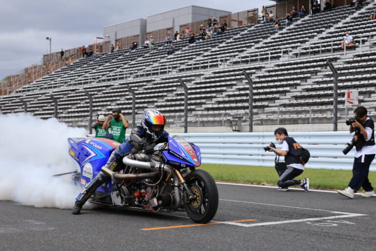 ブルースカイヘブン|ハーレーの祭典「ブルースカイヘブン」4年ぶりの開催! スタントショーほか豪華アーティストによる野外ライブも