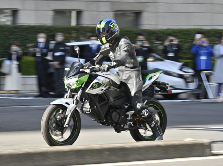 カワサキ・ハイブリッド&EV|「eブースト」でガツンと超加速! カワサキ電動&ハイブリッドのメーターが見えた!