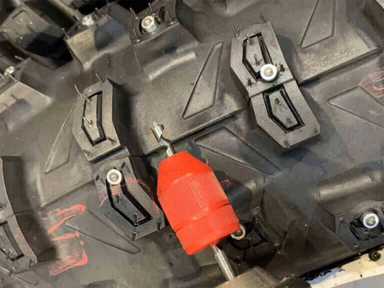 スパイクタイヤを自作|Q54:雪道や凍結路は通れるの? チェーンやスタッドレスってある??【30秒でわかる! バイクの疑問】