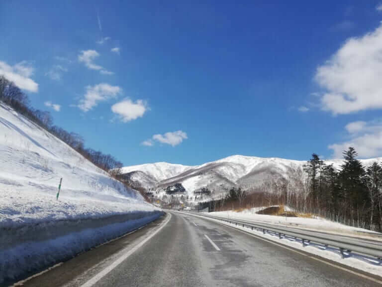 融雪剤は滑りやすい|Q55:融雪剤でバイクが滑る? 後から錆びるって本当??【30秒でわかる! バイクの疑問】