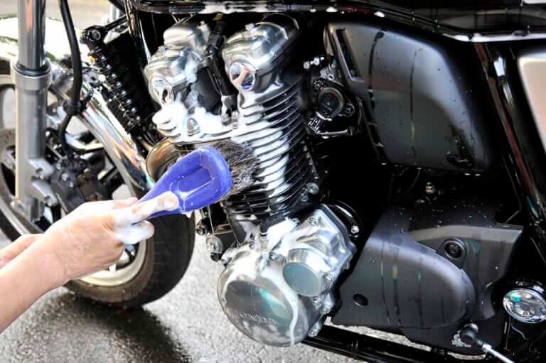 走行後はなるべく洗車を|Q55:融雪剤でバイクが滑る? 後から錆びるって本当??【30秒でわかる! バイクの疑問】