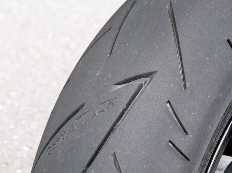 走行後のタイヤ|Q75:新品タイヤの「皮むき」って何だ?【30秒でわかる! バイクの疑問】