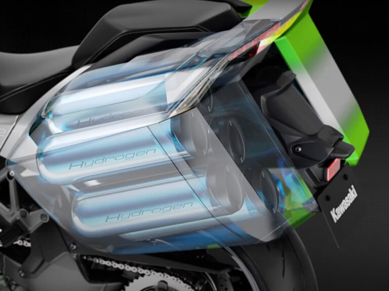カワサキ|EICMA|水素エンジン||【続・カワサキ無双】パニアに水素、積んじゃうぜぇ〜! ミラノショーで水素エンジン車のイメージイラストを公開、2030年代初頭の実用化を目指す