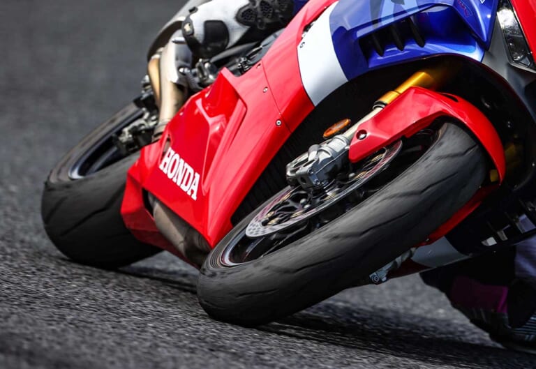 Q42：タイヤは”端っこ”まで使えた方がエラい??【30秒でわかる! バイクの疑問】（23ページ目）