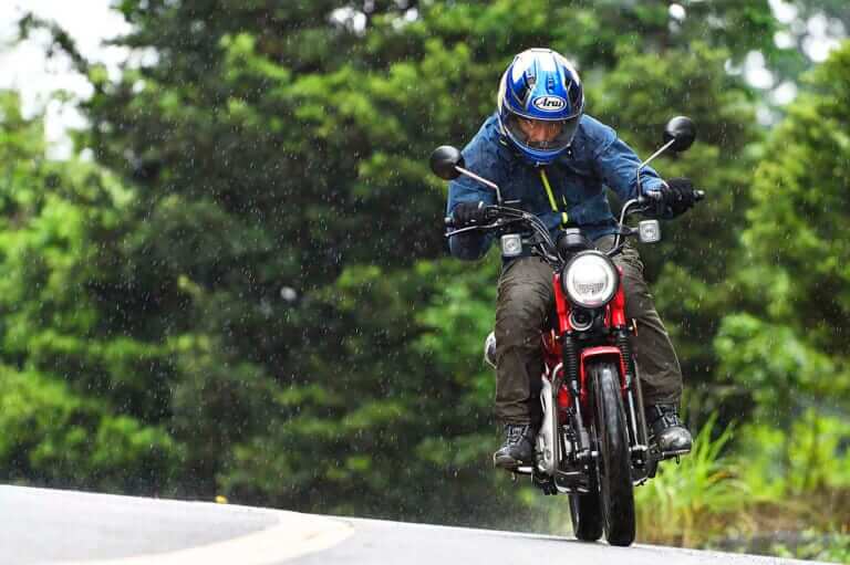 Q53：走っていたら雨が降ってきた… 怖くない、安全な走り方を教えて！【30秒でわかる! バイクの疑問】（22ページ目）