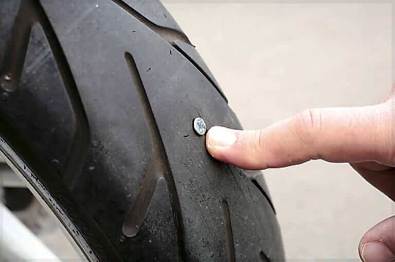 異物を確認|Q57:だぁぁっ! パンクした…  まずどうしたらいい?【30秒でわかる! バイクの疑問】