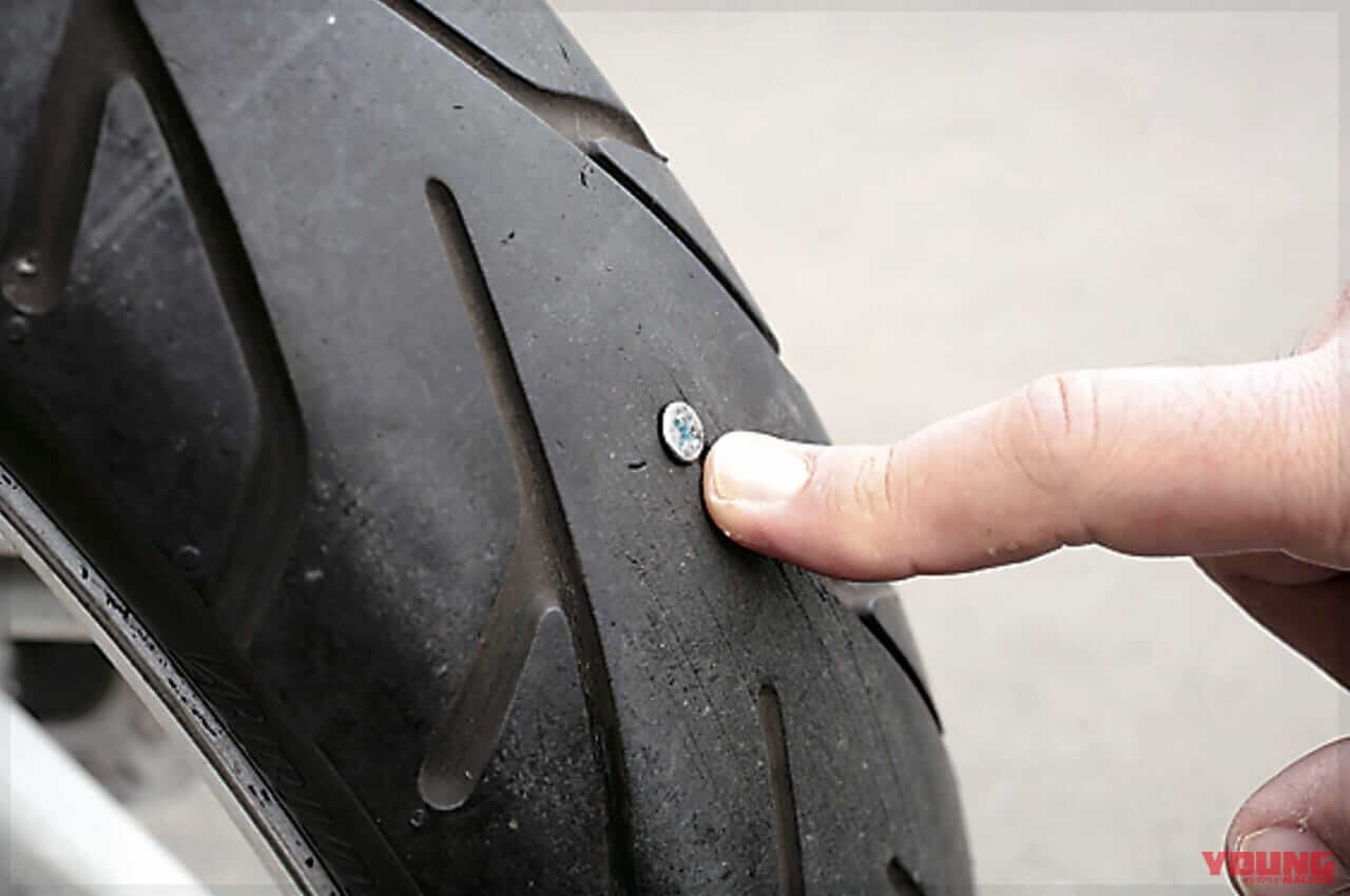 異物を確認|Q57:だぁぁっ! パンクした…  まずどうしたらいい?【30秒でわかる! バイクの疑問】