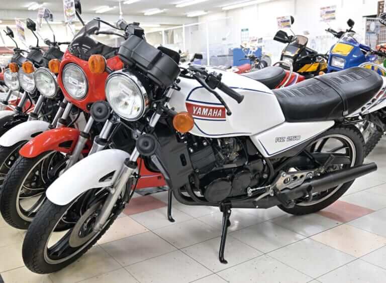 YAMAHA RZ250|400cc中古バイクは依然4気筒が大人気! 絶版車の宝庫で相場をチェック〈絶版中古車の新常識:中型編〉