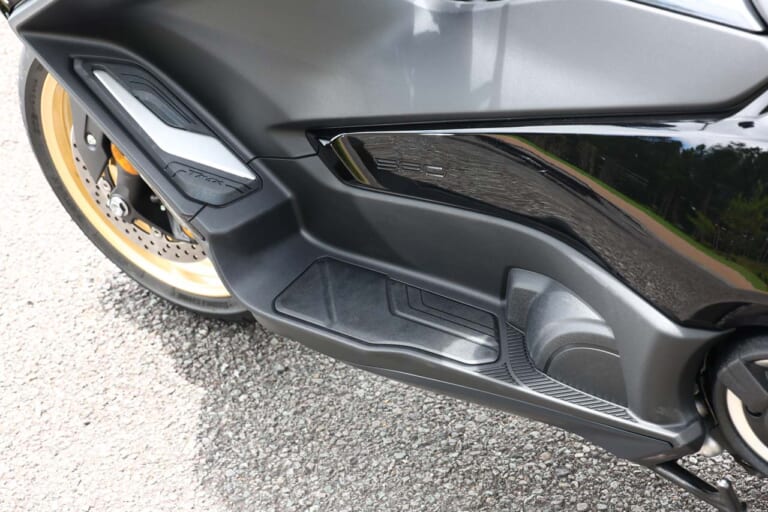 ヤマハTMAX560 テックマックス|フットボード|ヤマハTMAX560 テックマックス 試乗インプレ【スタイル刷新&軽量ホイールで走行性能と利便性を底上げ】