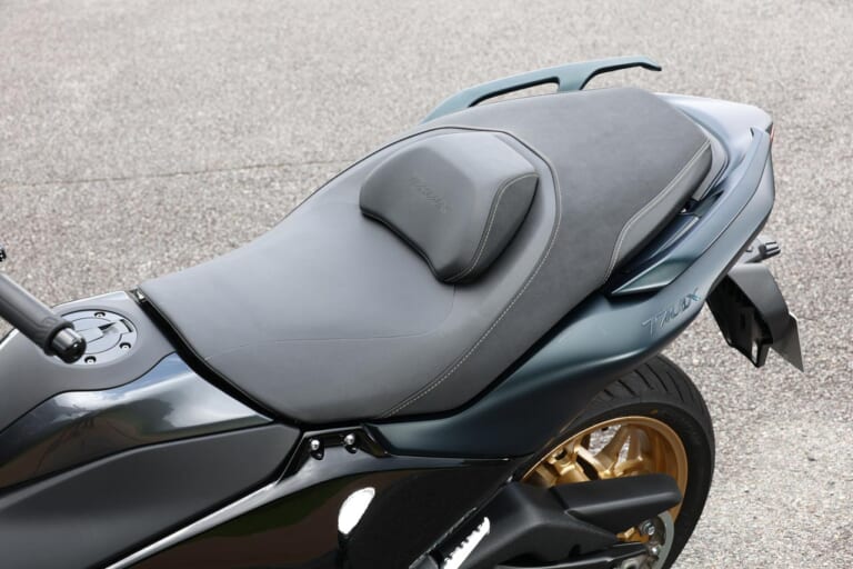 ヤマハTMAX560 テックマックス|シート|ヤマハTMAX560 テックマックス 試乗インプレ【スタイル刷新&軽量ホイールで走行性能と利便性を底上げ】