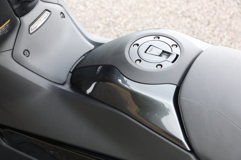 ヤマハTMAX560 テックマックス|給油口|ヤマハTMAX560 テックマックス 試乗インプレ【スタイル刷新&軽量ホイールで走行性能と利便性を底上げ】