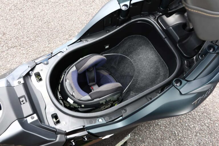 ヤマハTMAX560 テックマックス|トランク|ヤマハTMAX560 テックマックス 試乗インプレ【スタイル刷新&軽量ホイールで走行性能と利便性を底上げ】