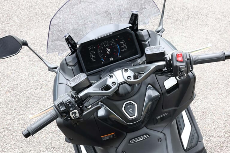 ヤマハTMAX560 テックマックス|ハンドル|ヤマハTMAX560 テックマックス 試乗インプレ【スタイル刷新&軽量ホイールで走行性能と利便性を底上げ】