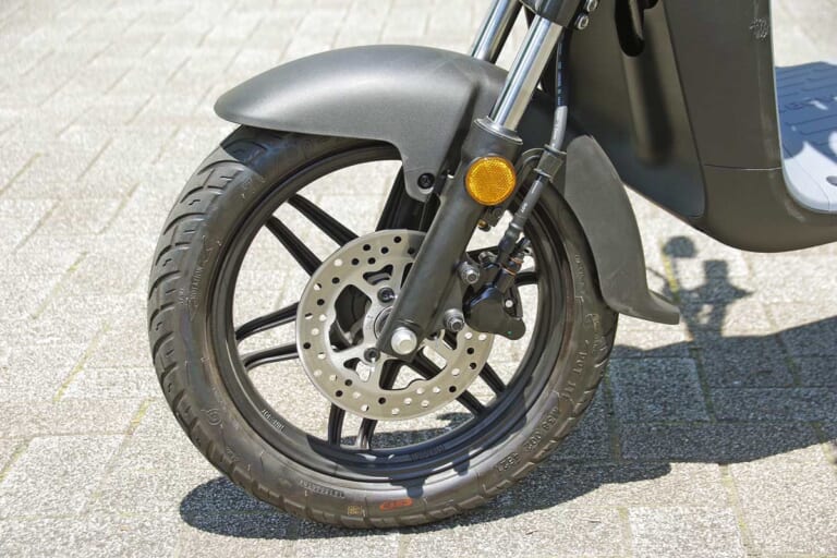 Segway B110S|フロント|セグウェイから電動バイク登場! B110S 試乗インプレッション【機能満載でスリム&コンパクト】