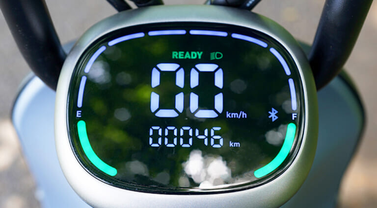 Segway B110S|メーター|セグウェイから電動バイク登場! B110S 試乗インプレッション【機能満載でスリム&コンパクト】