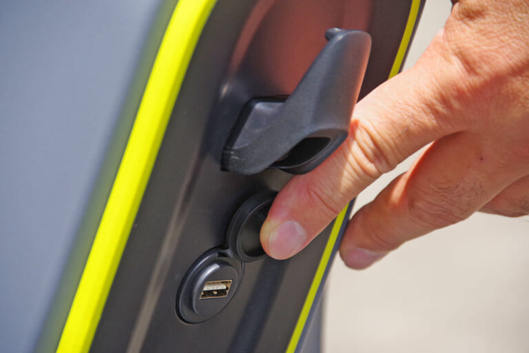 Segway B110S|装備|セグウェイから電動バイク登場! B110S 試乗インプレッション【機能満載でスリム&コンパクト】