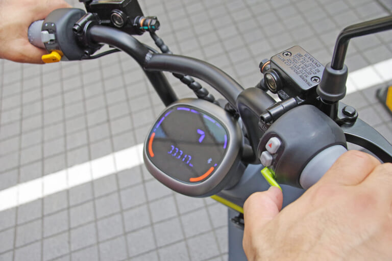 Segway B110S|シートロック|セグウェイから電動バイク登場! B110S 試乗インプレッション【機能満載でスリム&コンパクト】