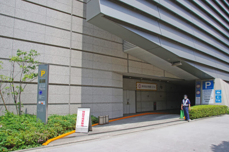 東京国際フォーラム|都立の大規模複合施設・東京国際フォーラムにバイク駐輪場が新設【四輪スペースの二輪転用にはずみも】