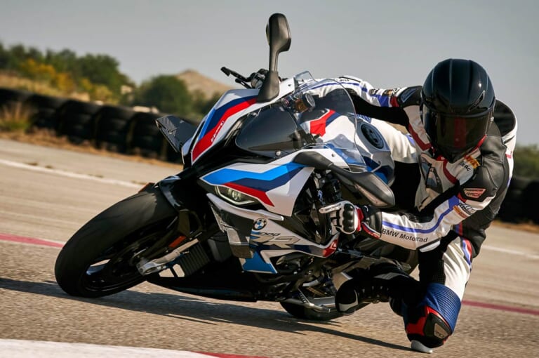 膝スリ|Q41:膝スリ/肘スリってやれたらエラい!? 【30秒でわかる! バイクの疑問】