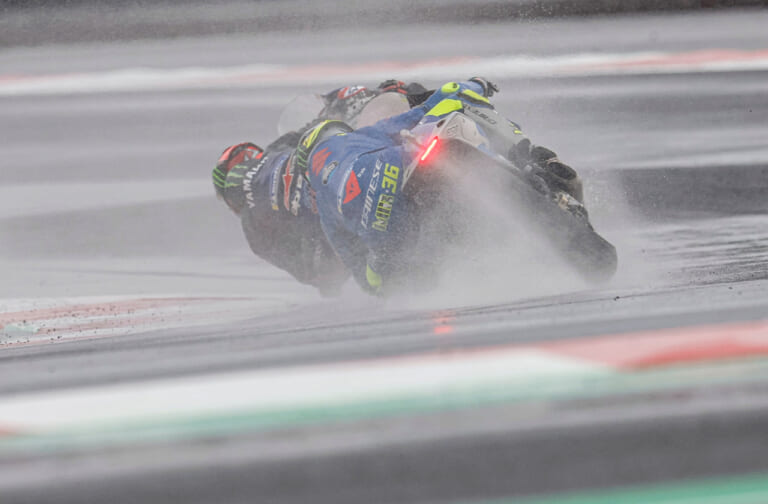 Q44：路面が濡れていても、レースではどうしてあんなにバイクを倒せるの？【30秒でわかる! バイクの疑問】（23ページ目）