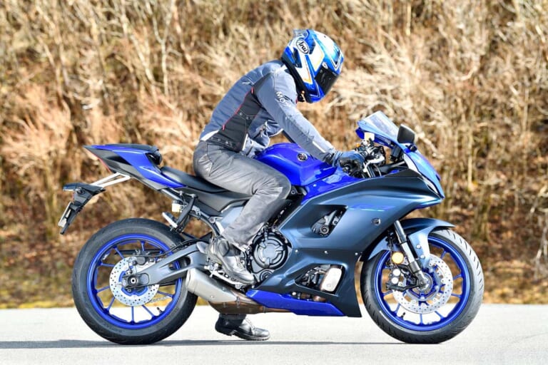 ヘルメットにも注意|Q50:フルカウルスポーツだから前傾がキツイ…ツーリング時のコツは?【30秒でわかる! バイクの疑問】