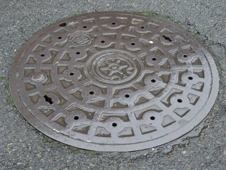 滑りやすい箇所に注意!|Q53:走っていたら雨が降ってきた… 怖くない、安全な走り方を教えて!【30秒でわかる! バイクの疑問】