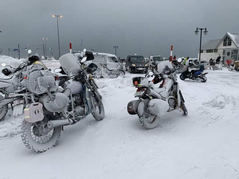 Q54：雪道や凍結路は通れるの？ チェーンやスタッドレスってある??【30秒でわかる! バイクの疑問】│WEBヤングマシン｜新車バイクニュース