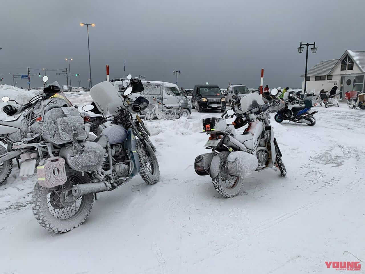 Q54:雪道や凍結路は通れるの? チェーンやスタッドレスってある??【30秒でわかる! バイクの疑問】