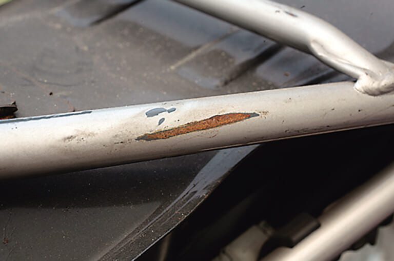 サビを発見|Q65:DIYデビューしたい! セルフメンテナンスの第一歩、何をすればいい?【30秒でわかる! バイクの疑問】
