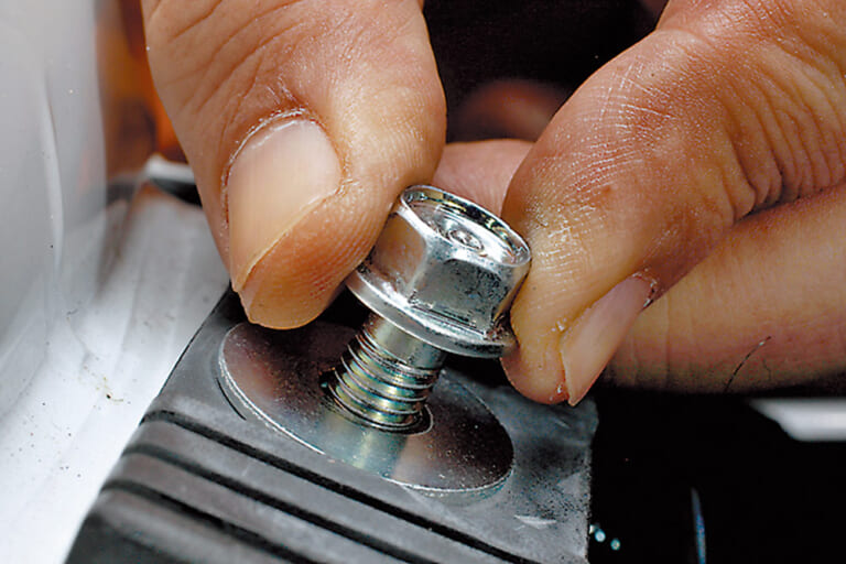 緩みを発見|Q65:DIYデビューしたい! セルフメンテナンスの第一歩、何をすればいい?【30秒でわかる! バイクの疑問】