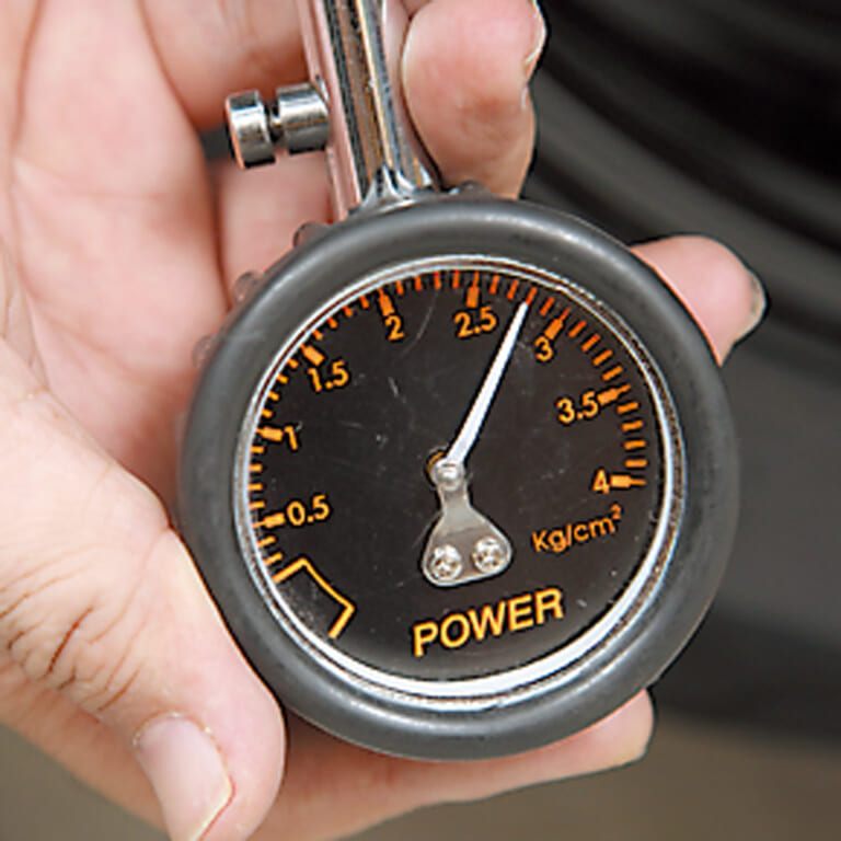 空気圧チェック|Q76:走る前 or 後? 空気圧っていつ/どの頻度で見ればいい??【30秒でわかる! バイクの疑問】