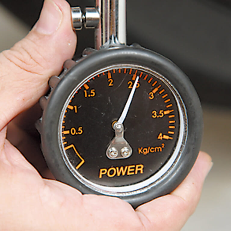 空気圧チェック|Q76:走る前 or 後? 空気圧っていつ/どの頻度で見ればいい??【30秒でわかる! バイクの疑問】